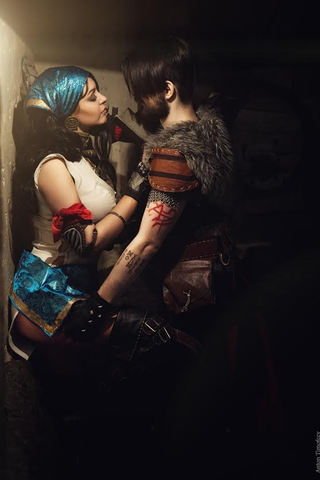 Illustration for article titled Dragon Age Cosplay Gets Hammered, Makes Out